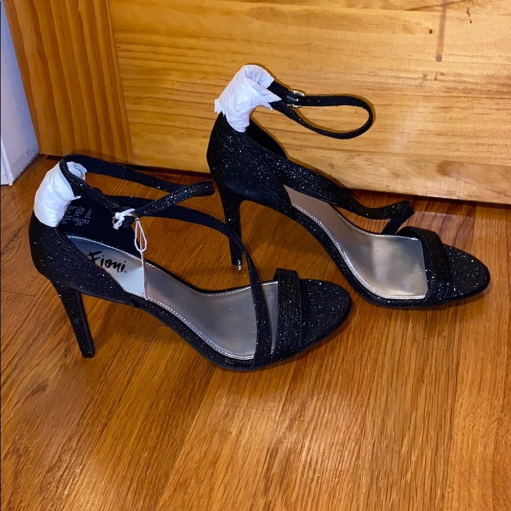 Fioni - Sparkle Ankle Strap Shoe 👠- size 8